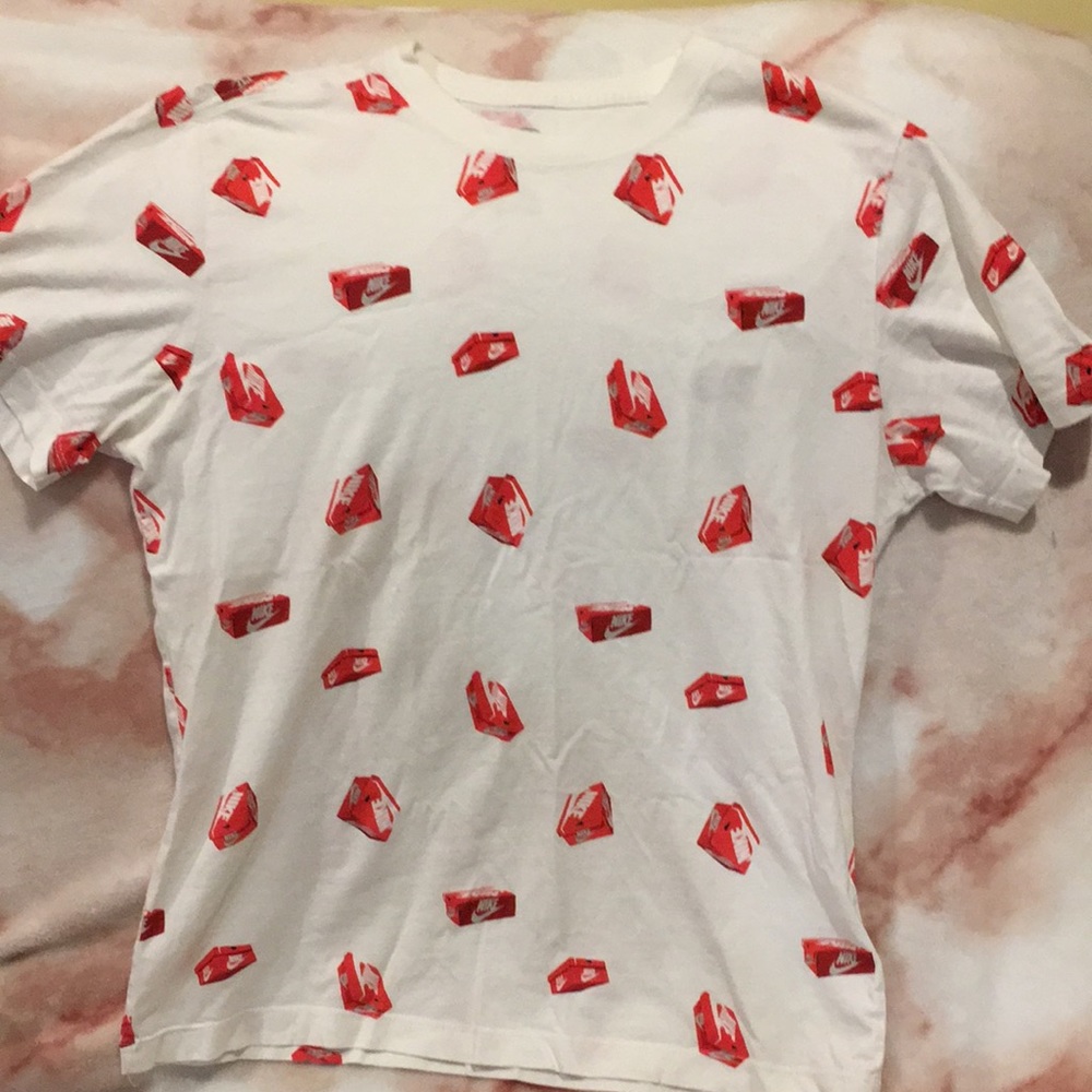 Mens Short Sleeved Nike Shoebox Graphic  Tee Shirt Size Medium %100 Cotton NWOT